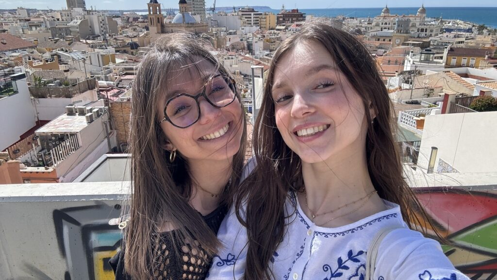Deux étudiantes Léna et Marie à Alicante pendant leur stage
